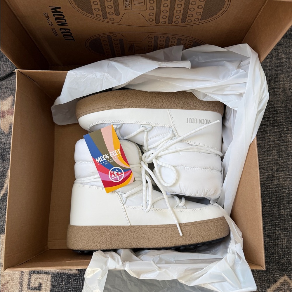 BNWT MOON BOOT WHITE LTRACK WOMENS SIZE 7 - Picture 2 of 5